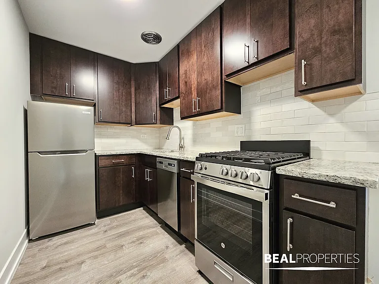445 W Barry — Photo 118
