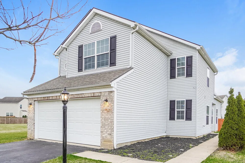 3 bed, 2.5 bath, 1586 sqft, $3,690 — Photo 4