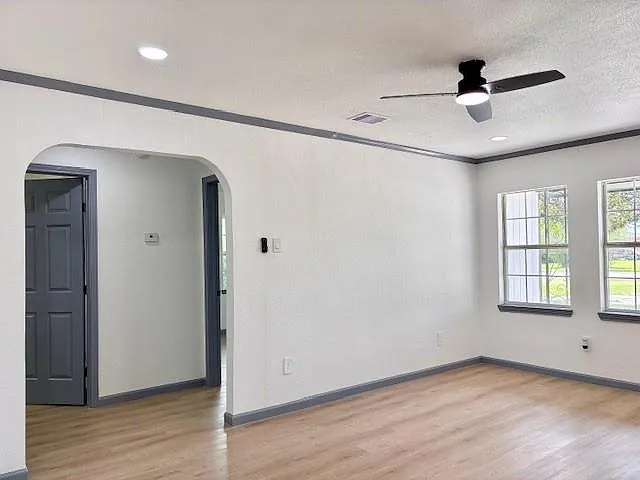 3 bed, 1.0 bath, 1076 sqft, $2,050 — Photo 4