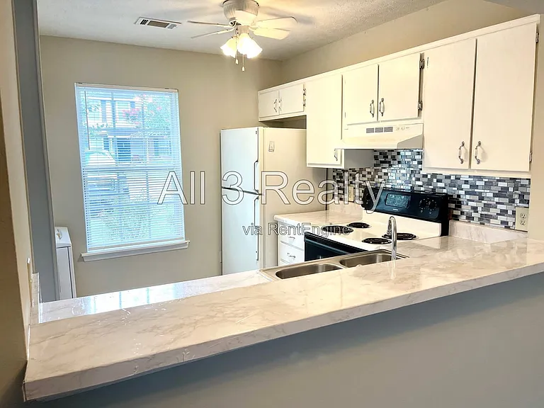 215 Sheraton Ct — Photo 2