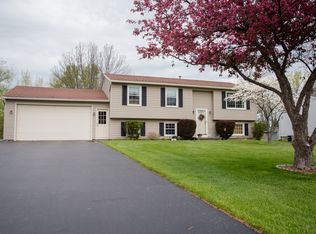 92 Spring Tree Ln, Rochester, NY 14612
