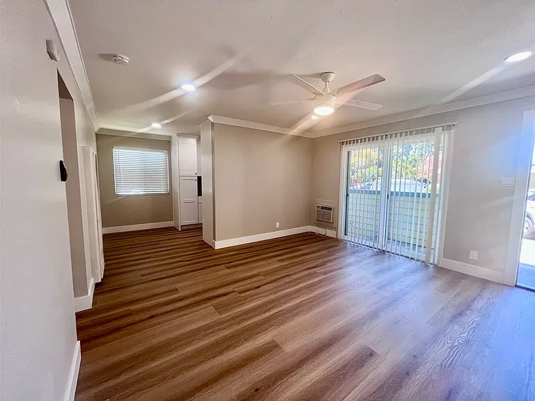 982 Ravenscourt Ave #3 — Photo 5