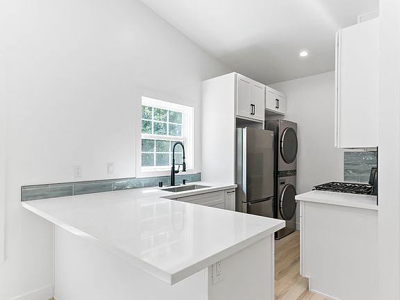 5th image of 523 Mission St #1/2