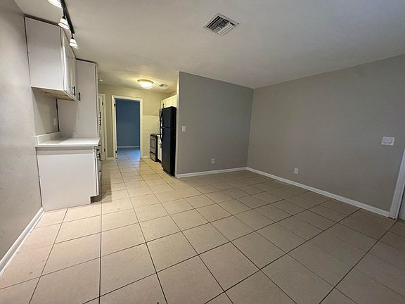 4th image of 612 4th St APT 3