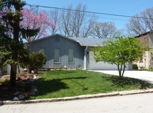 27 Oakridge Ct, Decatur, IL 62521