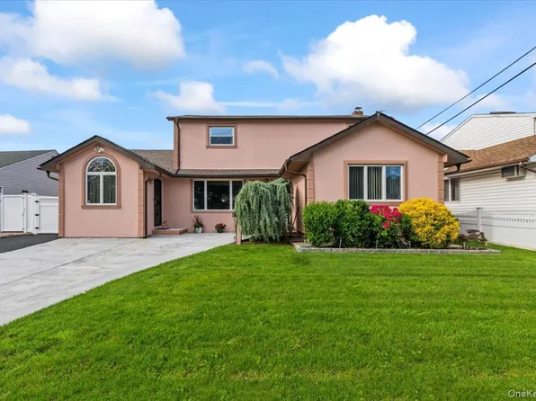 61 Cheshire Road, Bethpage, NY 11714