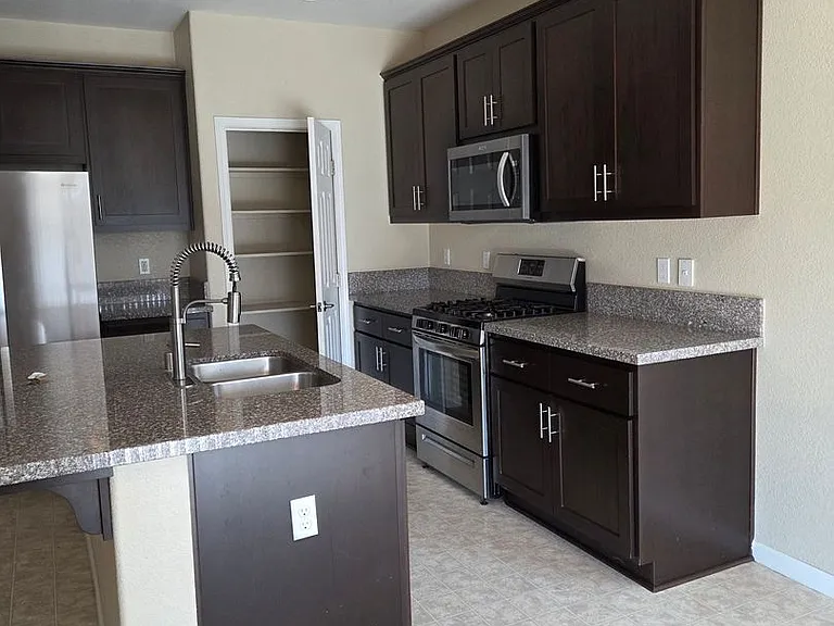 1443 Greenbrier Dr — Photo 9
