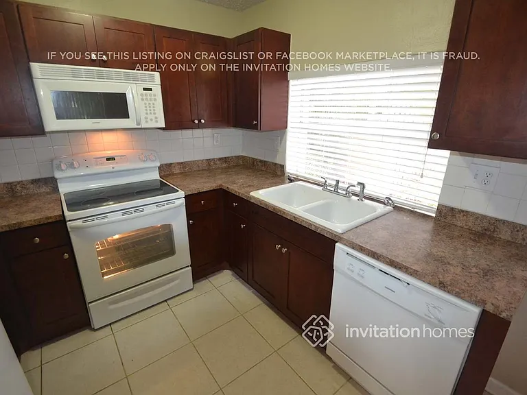 1220 NW 89th Dr — Photo 4