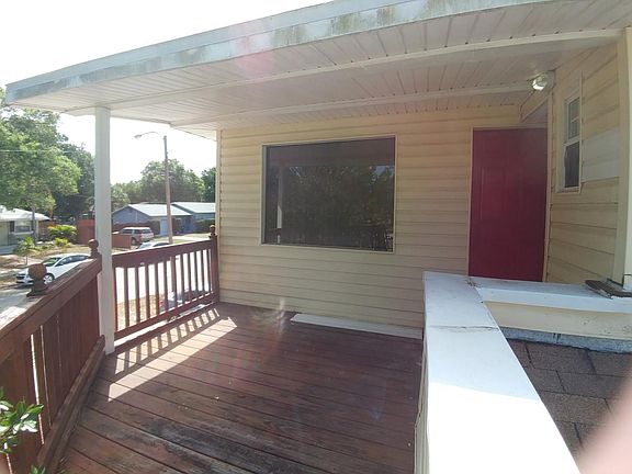 Balcony and entrance