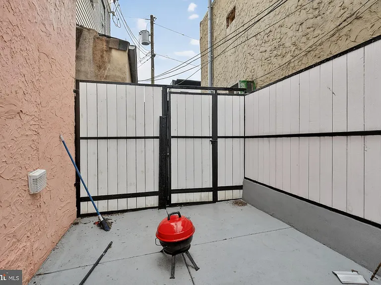 2319 E Somerset St — Photo 11