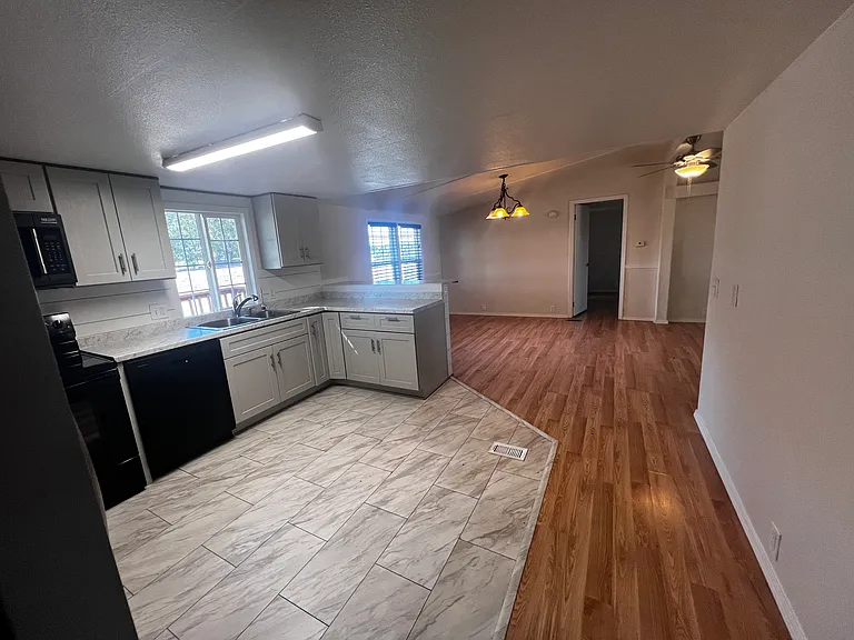 5555 SE 2nd Ave — Photo 5