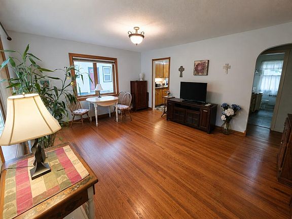 3rd image of 1233 8th Ave NE