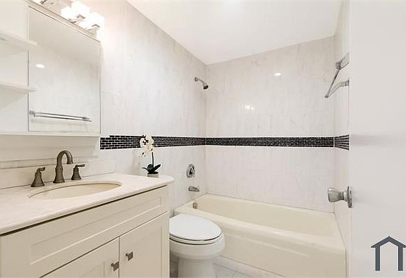 4th image of 215 Winter St APT 5
