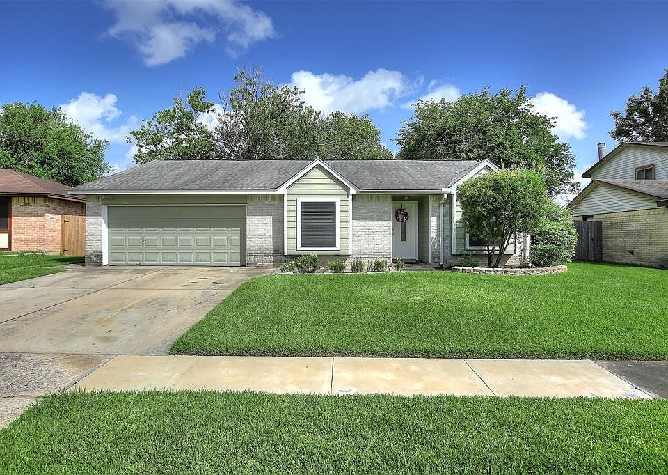 1st image of 305 Leafwood Cir