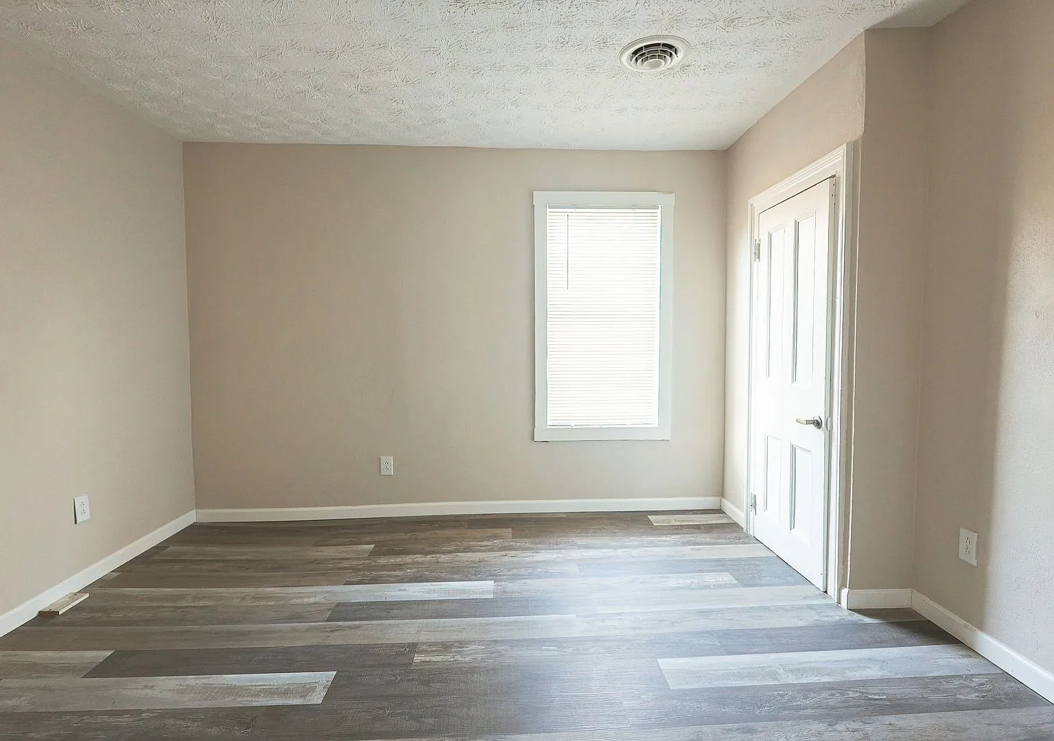 1019 S 8th ST — Photo 2