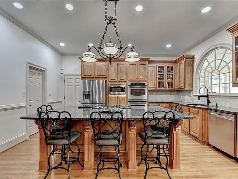 8910 Pinehurst Cv — Photo 47