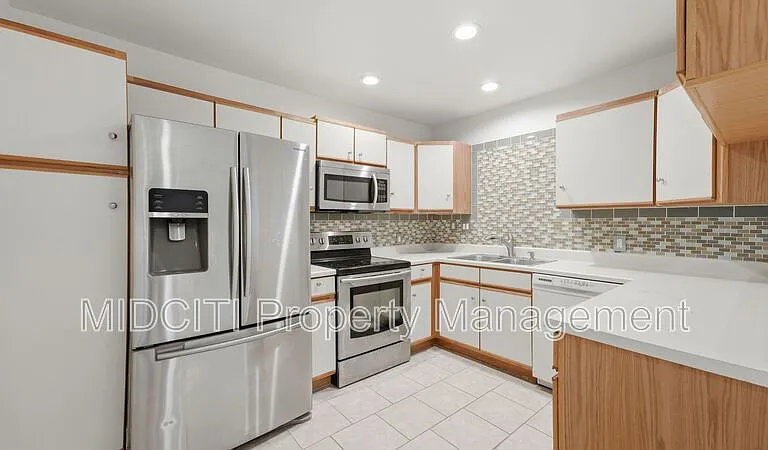 1233 Hollyhock Ln — Photo 4