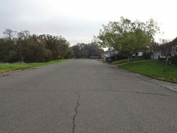 Exterior Neighborhood (street photo)