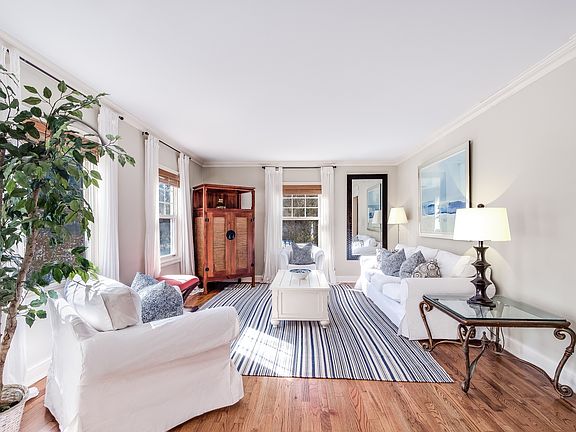 5th image of 97 Wainscott Main St
