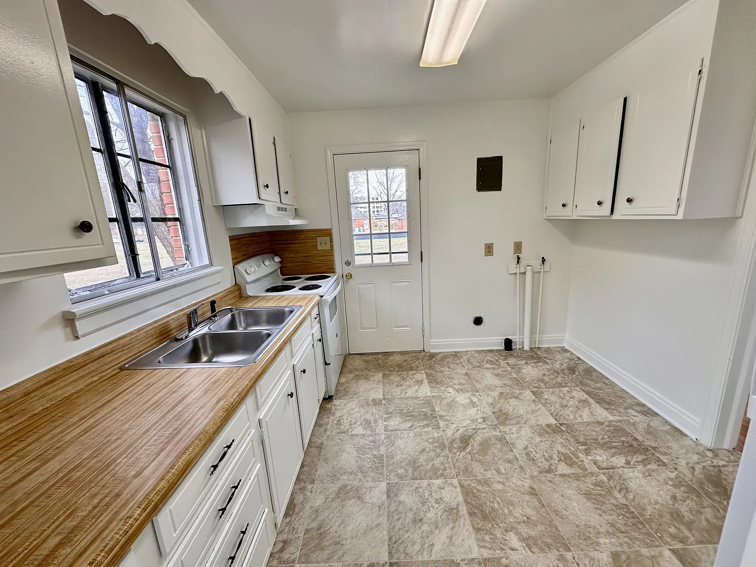 3 bed, 933 sqft, $1,870 — Photo 4