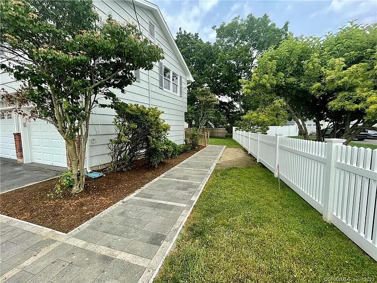 98 Soundview Dr — Photo 7