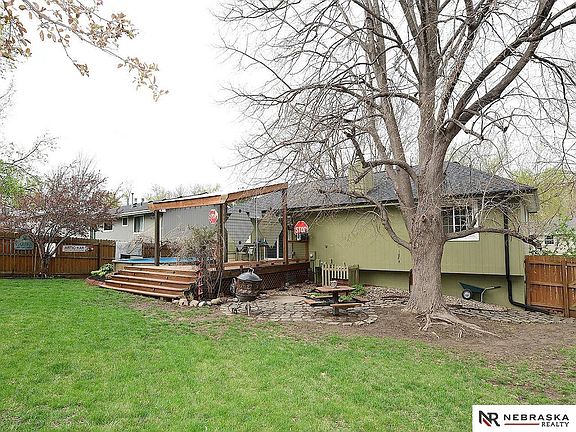 3rd image of 411 Laredo Rd