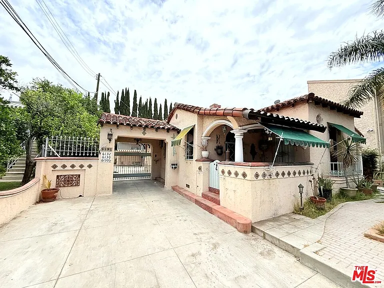 6132 Whitsett Ave — Photo 1