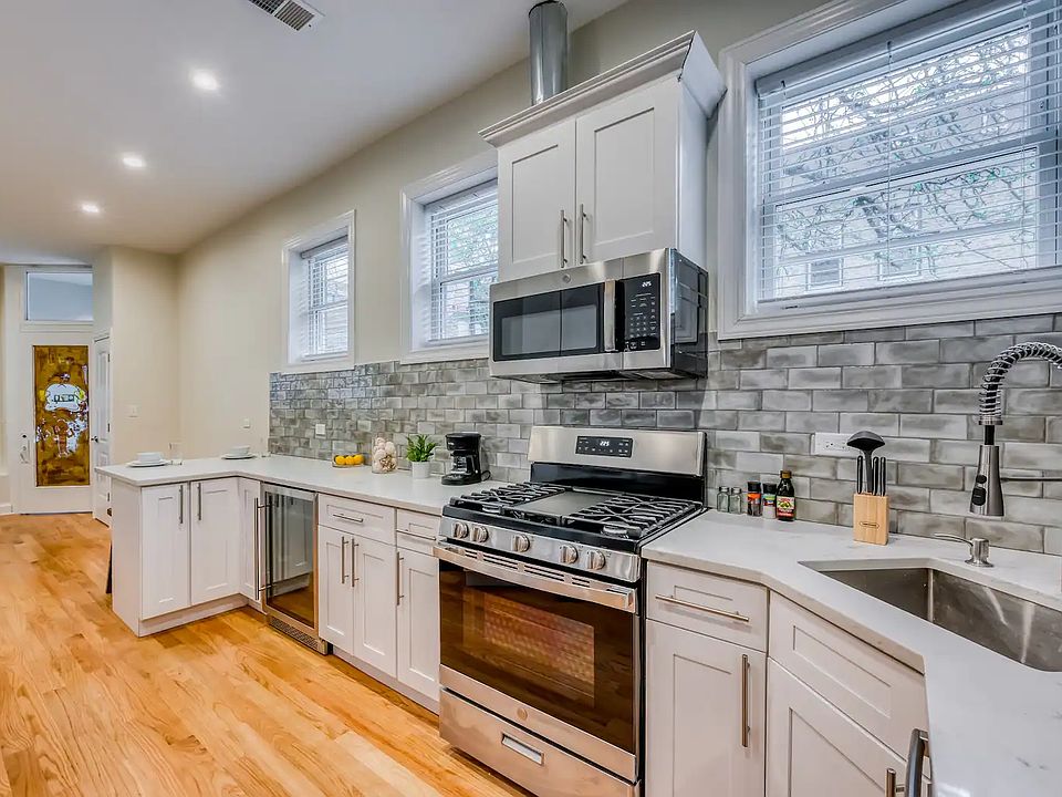 1st image of 846 N Hermitage Ave #10854333