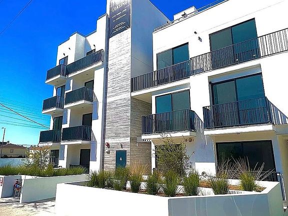 5th image of 1111 N Kenmore Ave #205