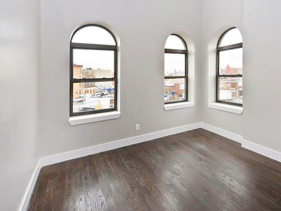 1st image of 444 Melrose St APT 3R