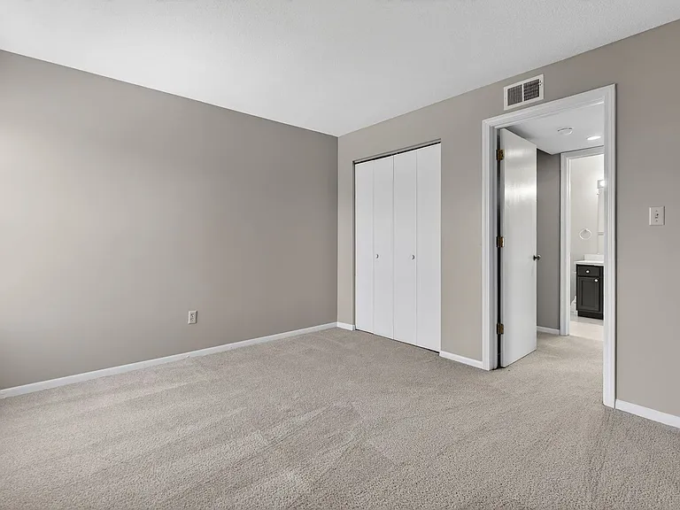 Woodhue Apartments — Photo 38