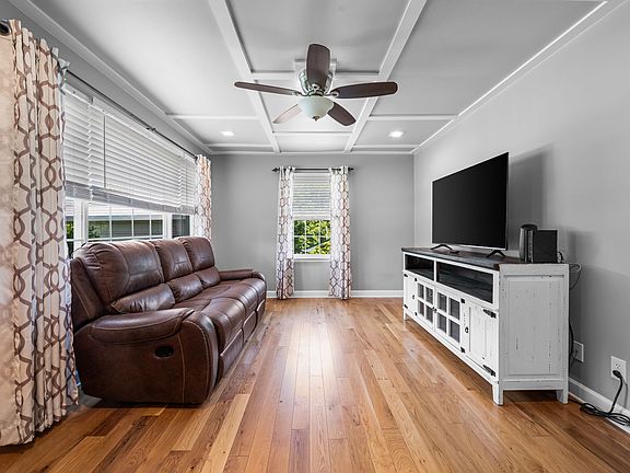 5th image of 305 Charlotte Dr
