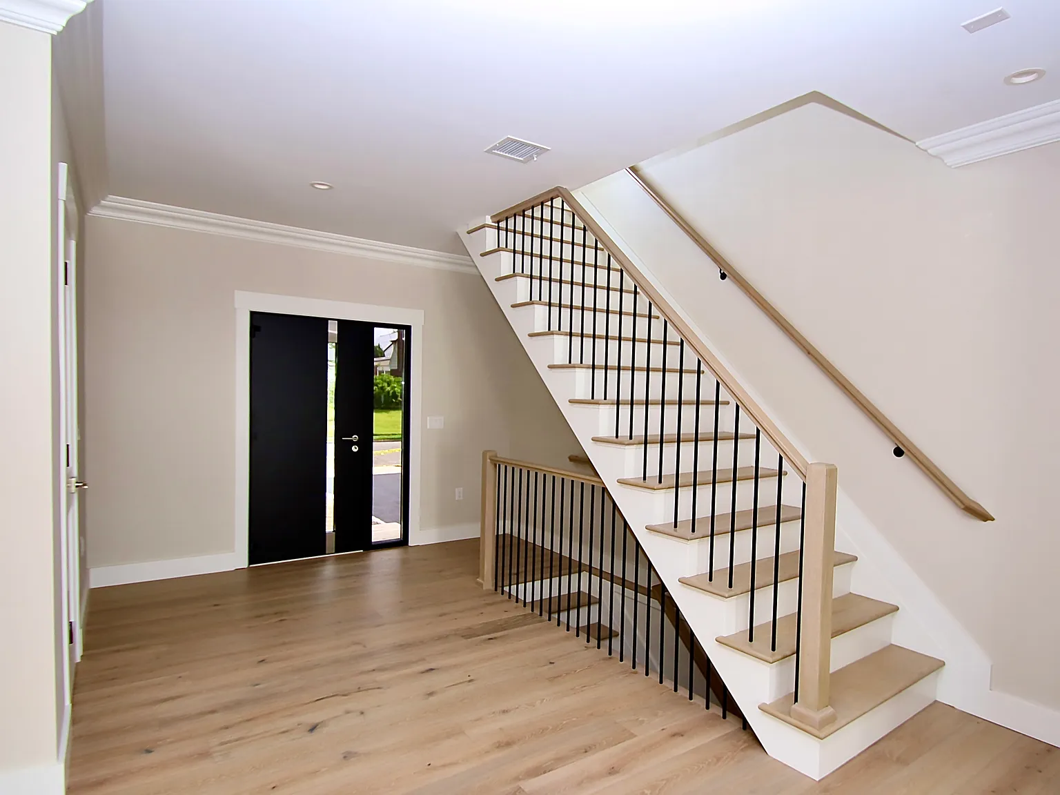 4 bed, 2500 sqft, $7,500 — Photo 3
