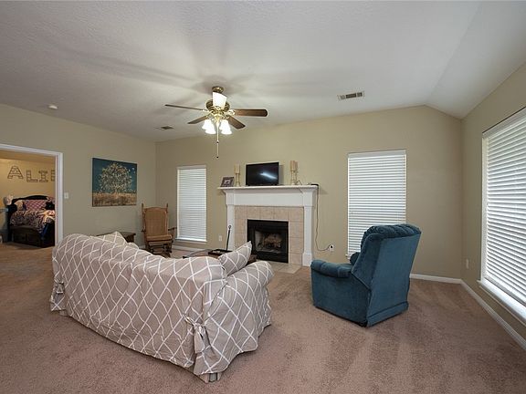 4th image of 903 Lincoln Ave