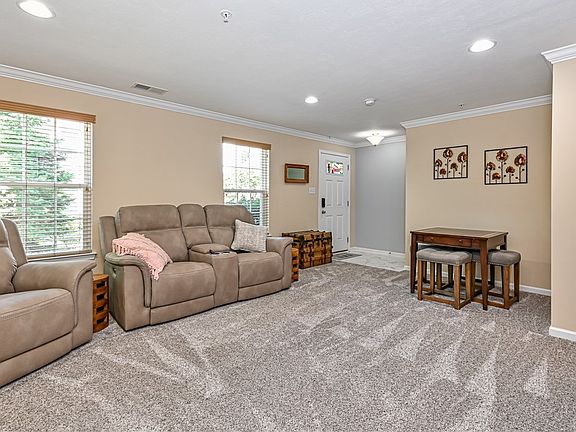 3rd image of 401 Pointe View Dr