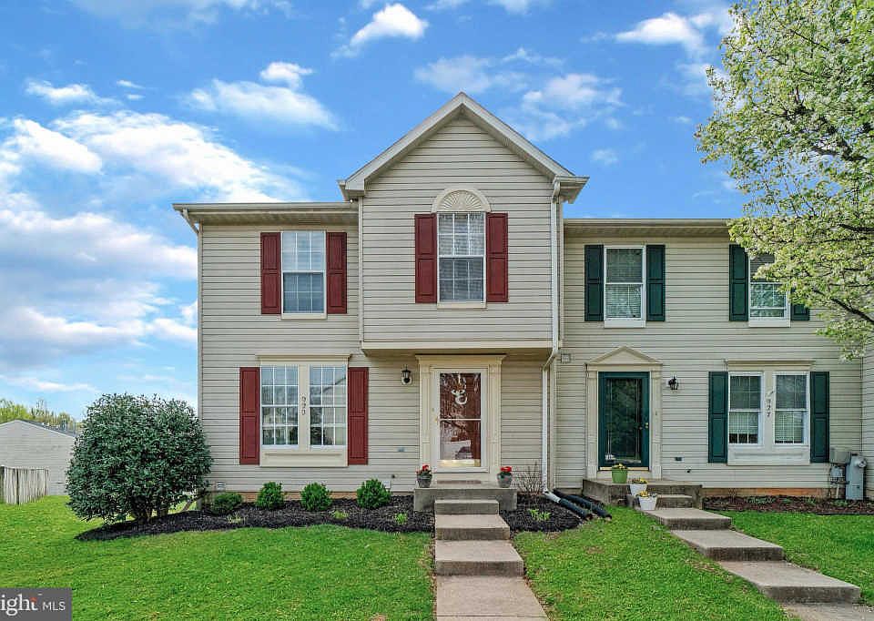 1st image of 929 Gainsborough Ct #929