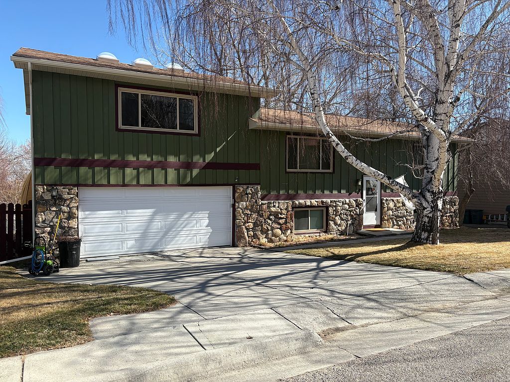 705 Circle Dr - Property Image