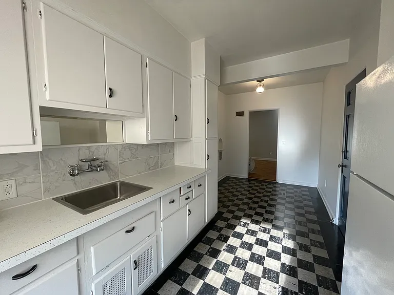 1011 Short Rd #4 — Photo 4