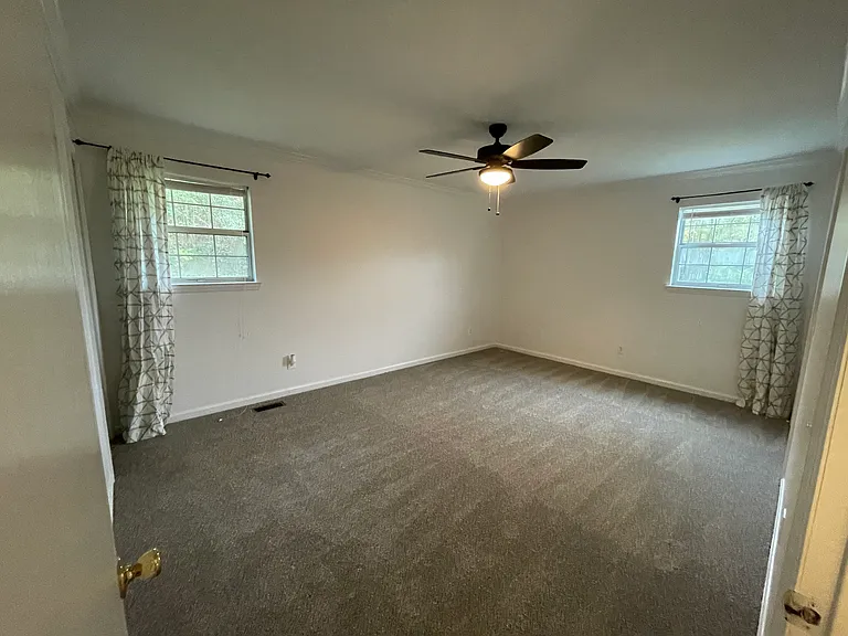 Master Bedroom (with en-suite bathroom)