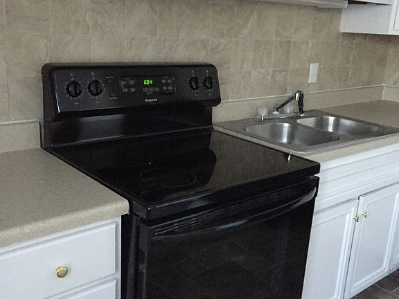 3rd image of 806 Applewood Dr