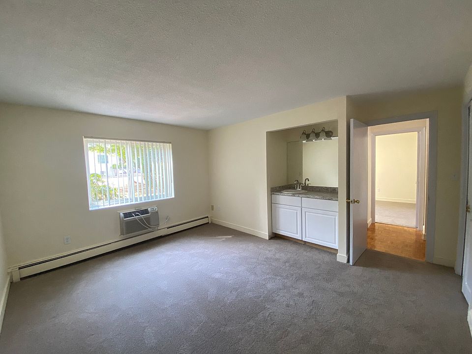 Master bedroom with wall ac~ Sink to free up bathroom time~