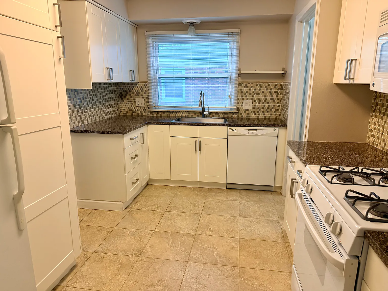 3 bed, 1009 sqft, $1,850 — Photo 2