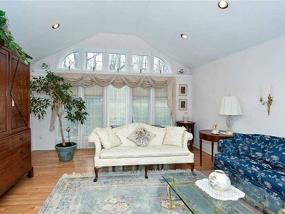 5th image of 40 Harbor Hill Dr