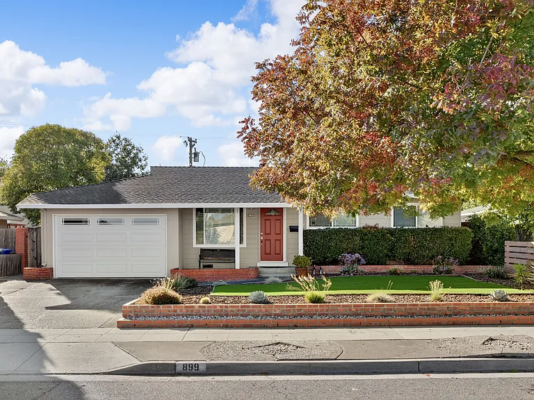 899 Ebbets Dr — Photo 1