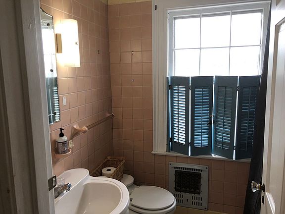 3rd image of 138 W 26th St #10