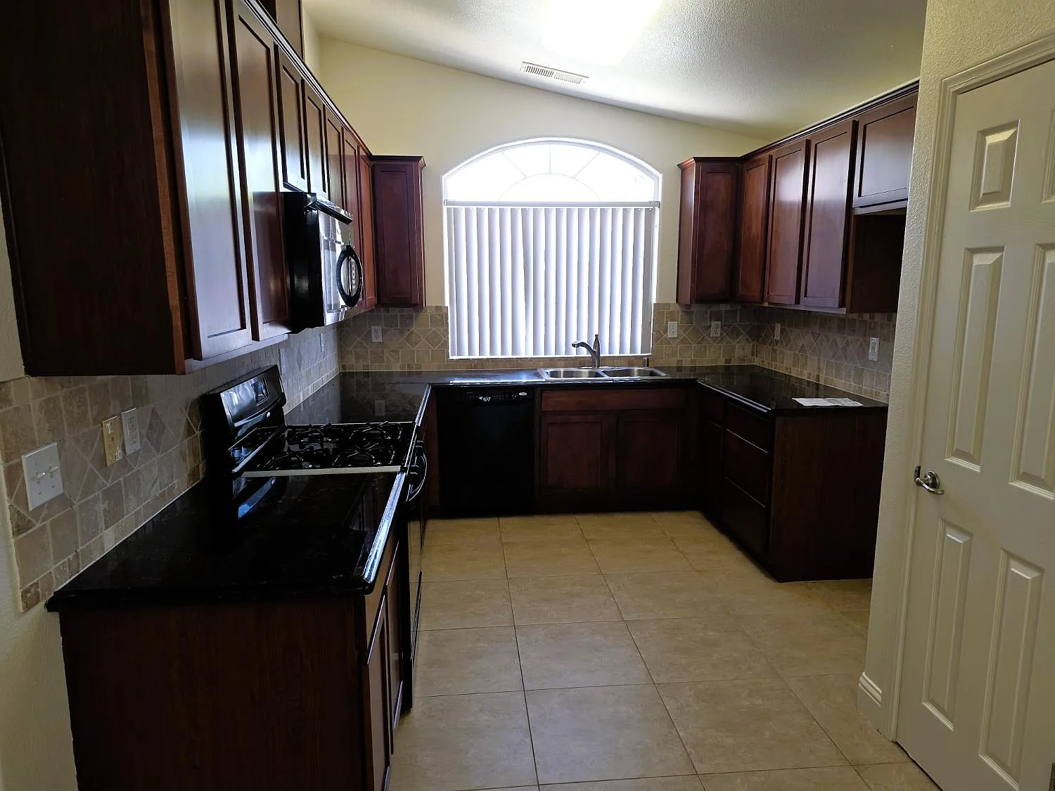 4 bed, 1635 sqft, $2,650 — Photo 2