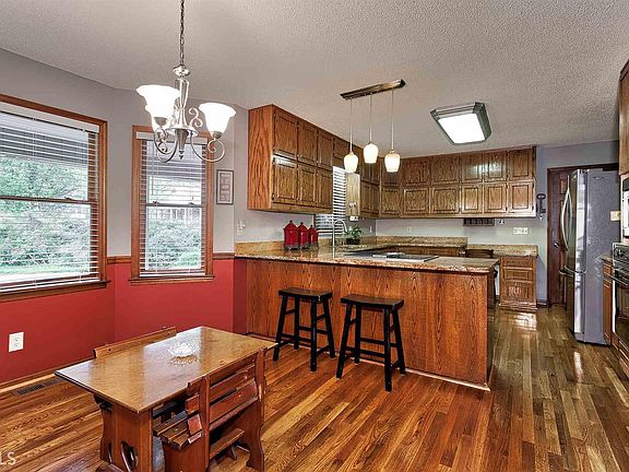 3rd image of 924 Sharon Ct