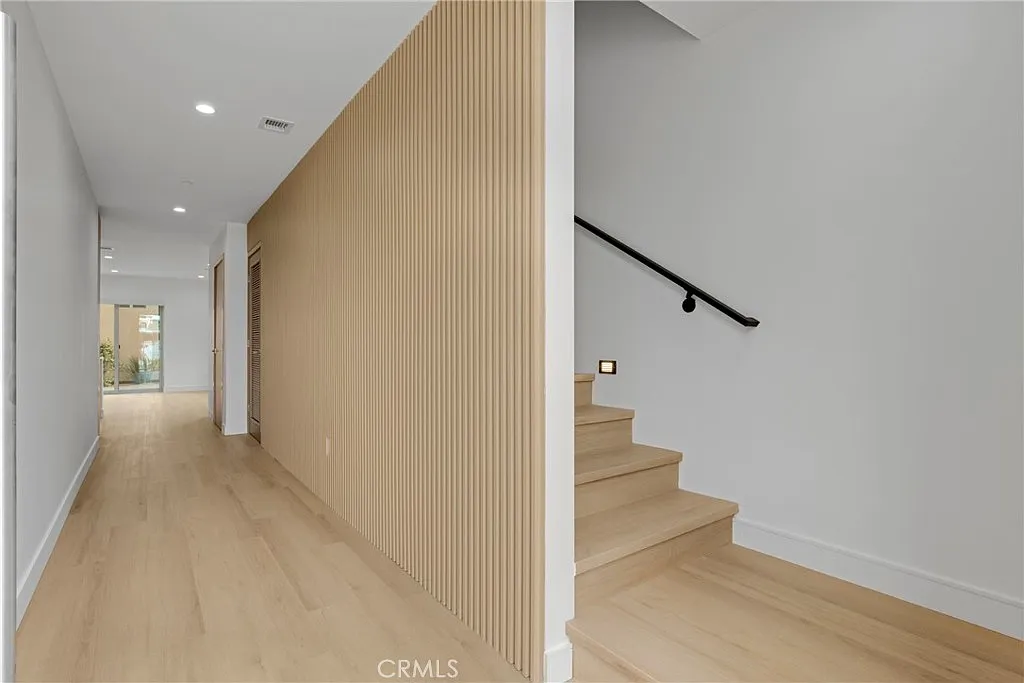 3 bed, 2.5 bath, 1421 sqft, $4,350 — Photo 4