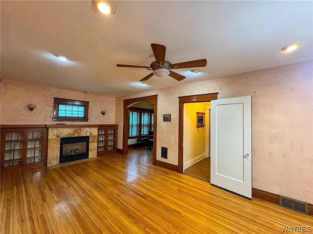 4 bed, 2.0 bath, 2096 sqft, $2,500 — Photo 4