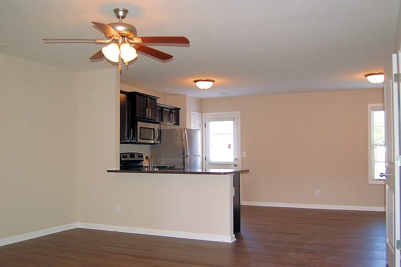 3 bed, 2.5 bath, 1345 sqft, $1,500 — Photo 2